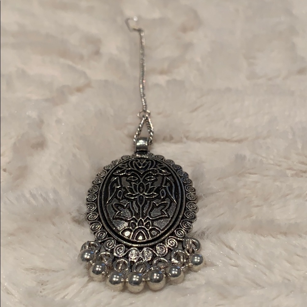 Maang tikka - Indian jewelry headpiece